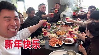 【超小厨】大哥大嫂来达州过年，一家10口齐动手吃毛肚牛肉烫火锅，为新年干杯！