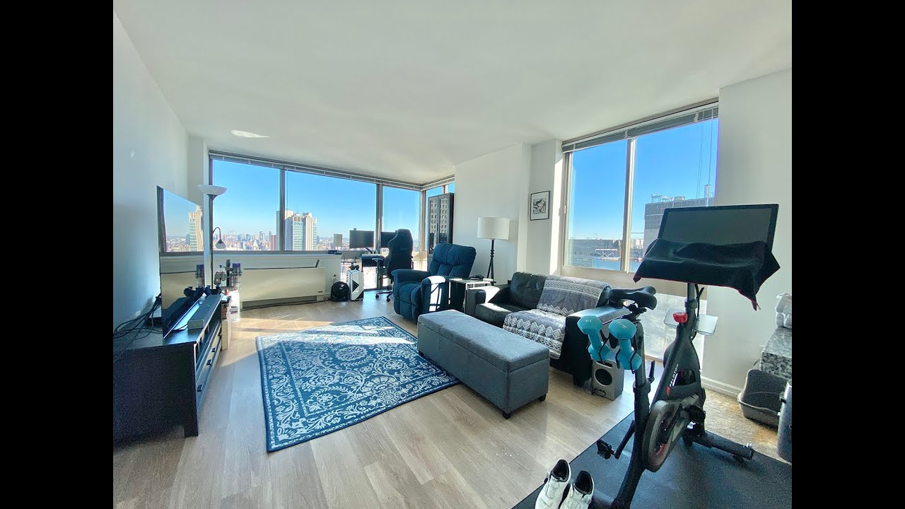 Corner 1 bed on high floor with amazing City views!