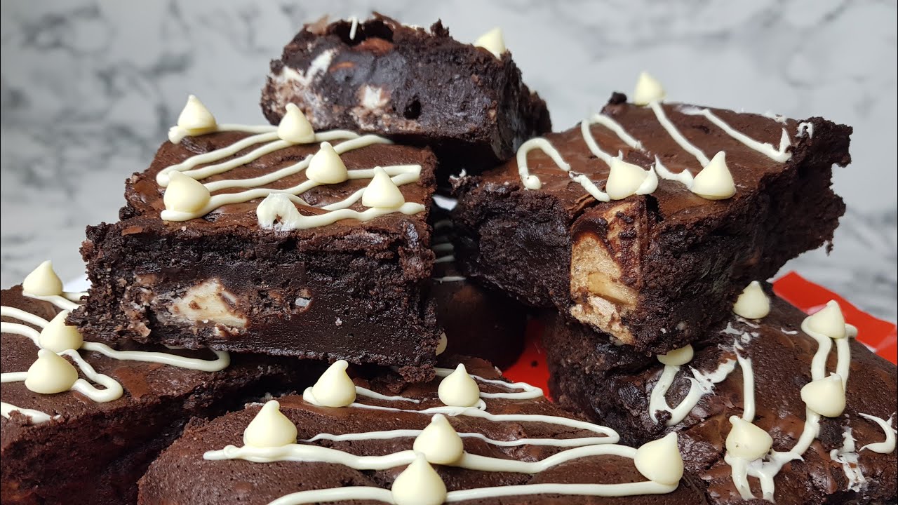 Kinder Bueno Brownies | Triple Chocolate Fudgy Brownies Recipe | Easy ...