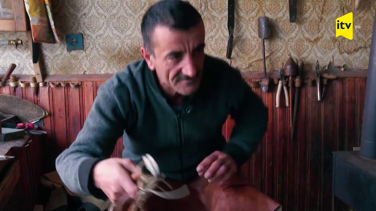 Lahıcın sərracı Məşədi ustanın dükanındayıq