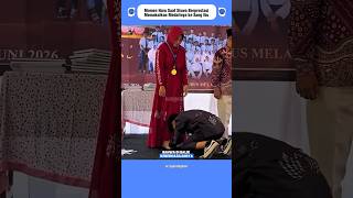 Momen haru saat anak bersujud depan sang ibu di acara kelulusan #shorts