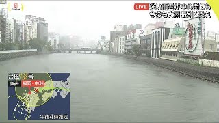 市街地でも徐々に強い雨風　台風接近中の福岡・中洲(18/07/29)