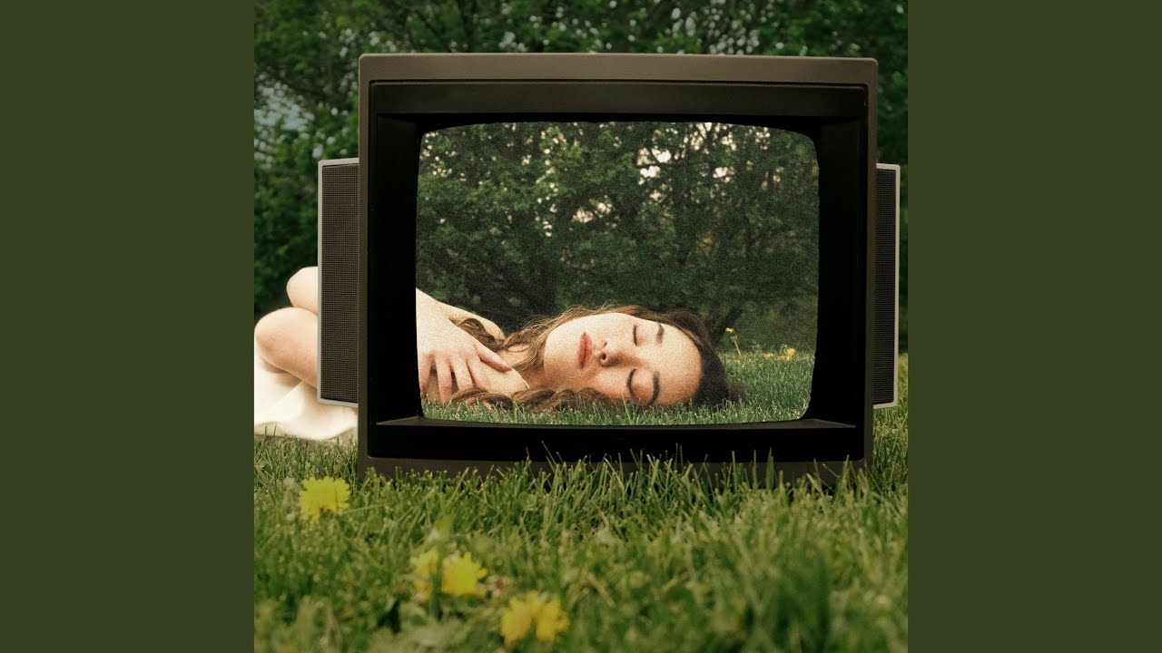 Ava Ro "Stranger On TV" - Pop sognante tra groove morbidi e atmosfere sospese