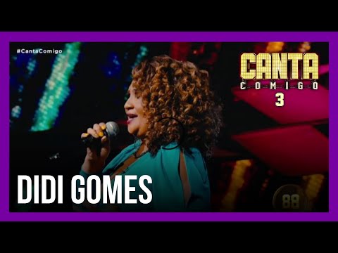 De pés descalços no palco, Didi Gomes canta sucesso da MPB