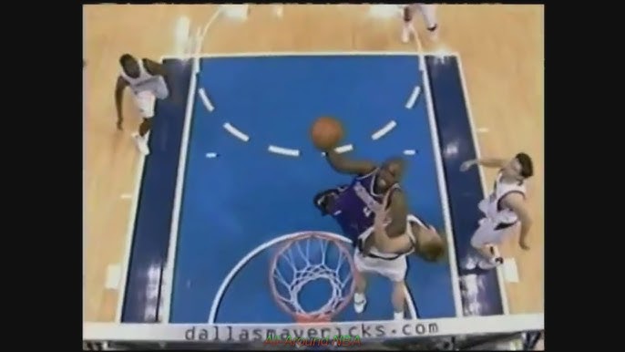 Chris Webber, #4, of the Sacramento Kings dunks one on Portland