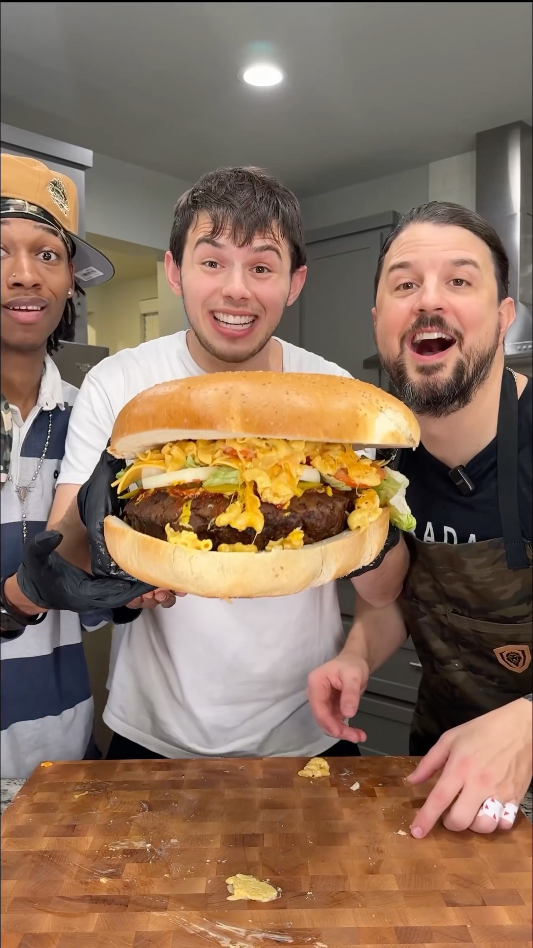 Mac \u0026 Cheese Burger ? w/ @YTSae \u0026 @yoeats23 #shorts