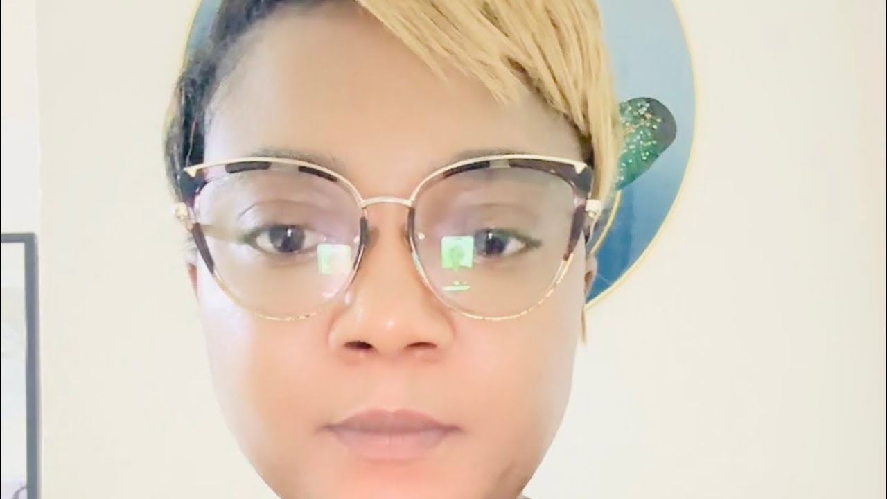 Я должен тебя предупредить… За тобой наблюдают три пары глаз. Кто-то следит за тобой и собирается...