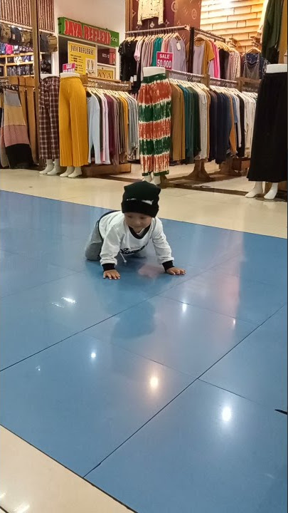 Bayi lucu Kalo udah ke mall gak kenal cape