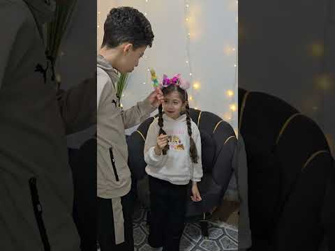 أخذ الحلويات المضرة وأعطاهم فواكه مفيدة