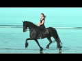 Laura en Fenna op strand Ameland