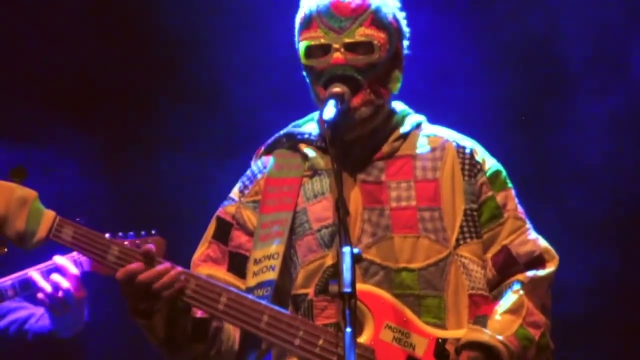 MonoNeon LIVE in Madrid, Spain (“am I trippin’.. overthinkoverlove”)