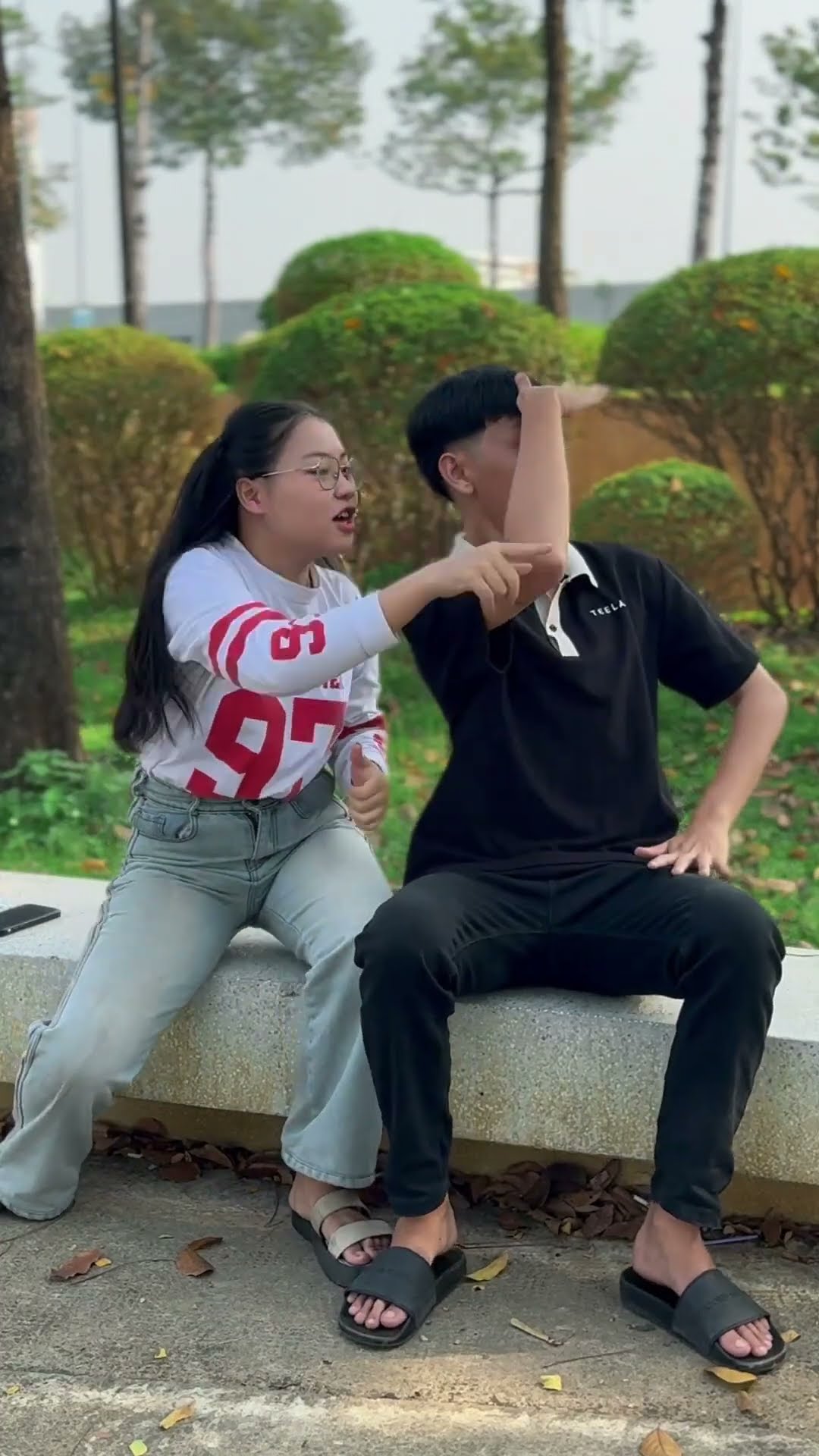 Su Hao comedy: boomerang slippers ?