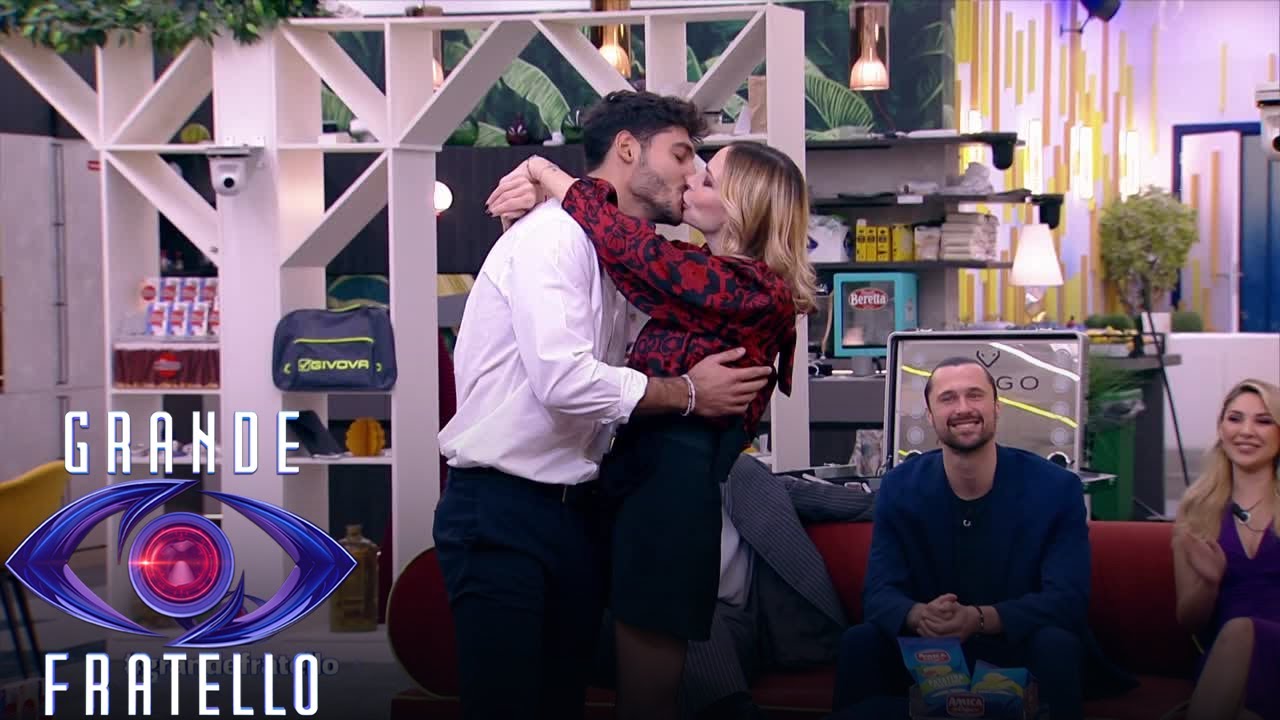 Grande Fratello - Il bacio tra Stefania Orlando e Javier Martinez