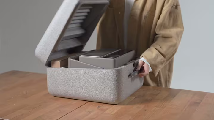 XGIMI Horizon 20 Max punya bentuk ramping berukuran 25x30x19 cm. Beratnya hanya 5,4 kg jadi mudah dipindah. Kamu bisa letakkan di meja atau gantung di langit-langit.