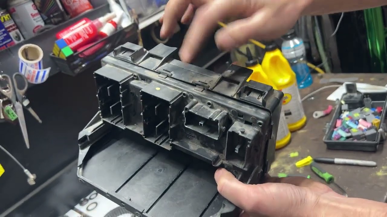 Dodge RAM 1500 5.7L 2012 года выпуска: проблемы с TIPM, коррозия, проблемы с электрикой