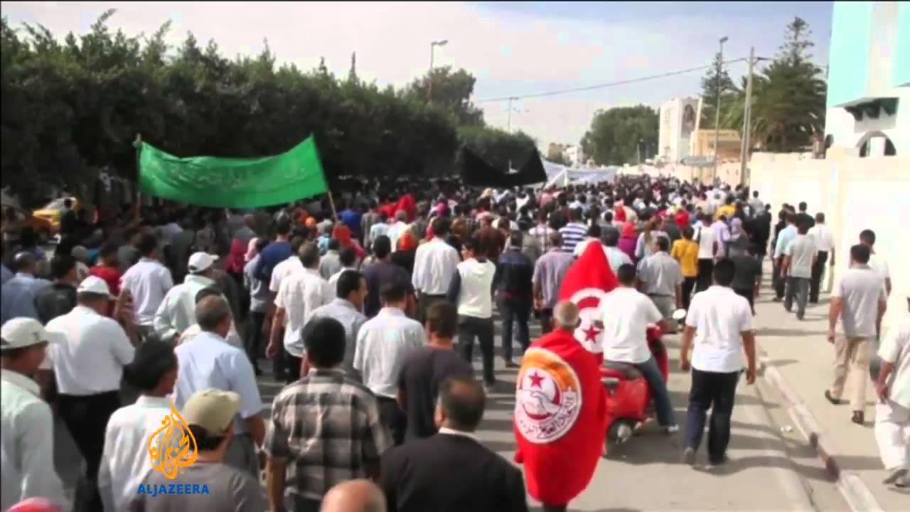 احتجاجات متنافسة تقام في تونس