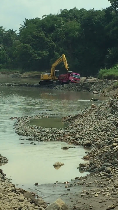 Dump truck amblas di bantu excavator