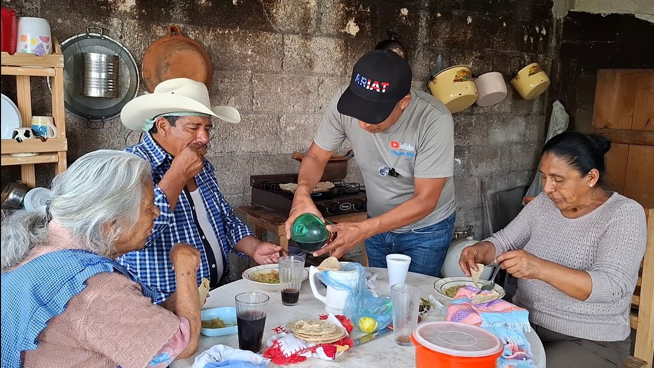 Chicharrón de puerco en salsa verde para comer  con la familia
