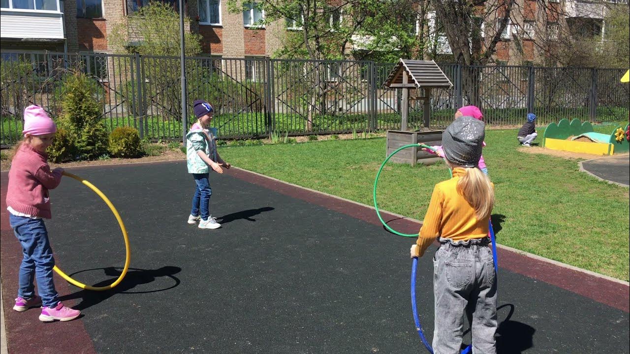 Hula hoop. игры с обручами в подготовительной группе. обруч для детей 5 лет. игра с обручами 5. игры с обручем.