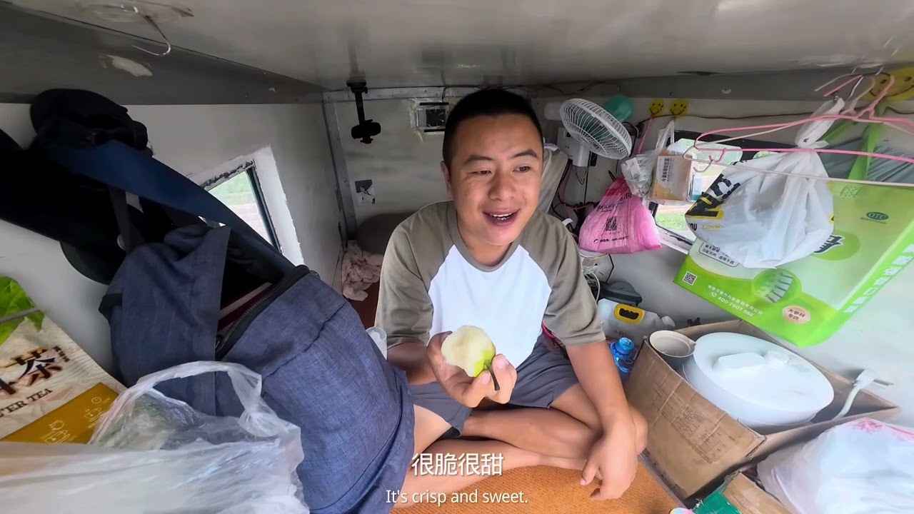 中国小伙自改三轮房车自驾游，贵州下大雨，躺平玩手机
