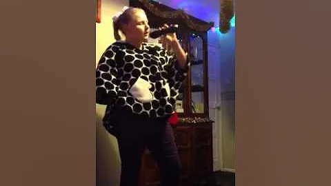 Sarah Henshaw singing cabaret