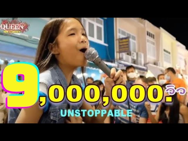 Amazing Street Singer - Unstoppable Sia - เพลงที่มีคนดูเยอะที่สุดในเฟสบุ๊ค [Cover.Queen On Street] class=