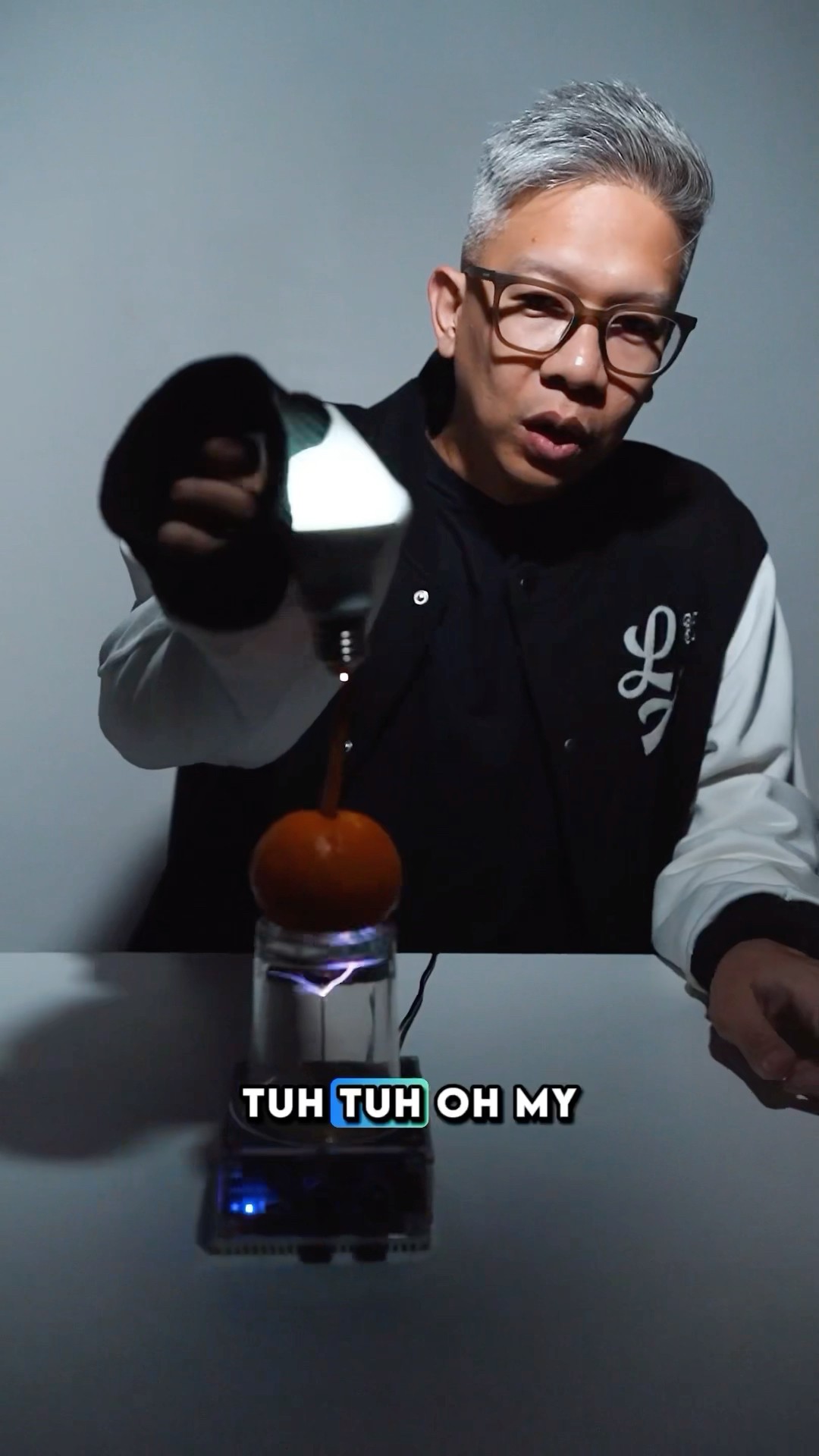 NYALAKAN BOHLAM LAMPU PAKAI SPEAKER LISTRIK!!