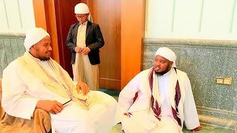 الشيخ عبد الرشيد علي صوفى يستمع القارئ حسن الواجدي يقرأ ايات برواية حفص عن عاصم.