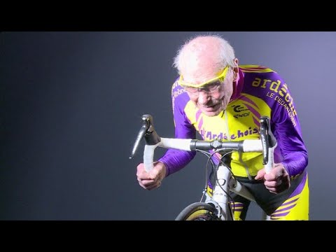 Ciclista centenario se retira los años - YouTube