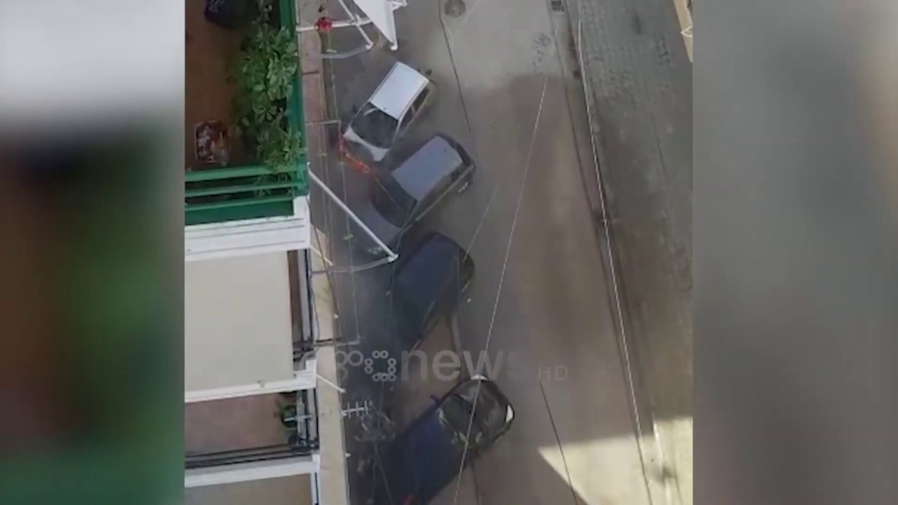 Ora News - Fier, mjeti në parkim shpërthen në flakë, lagjia mbulohet nga tymi