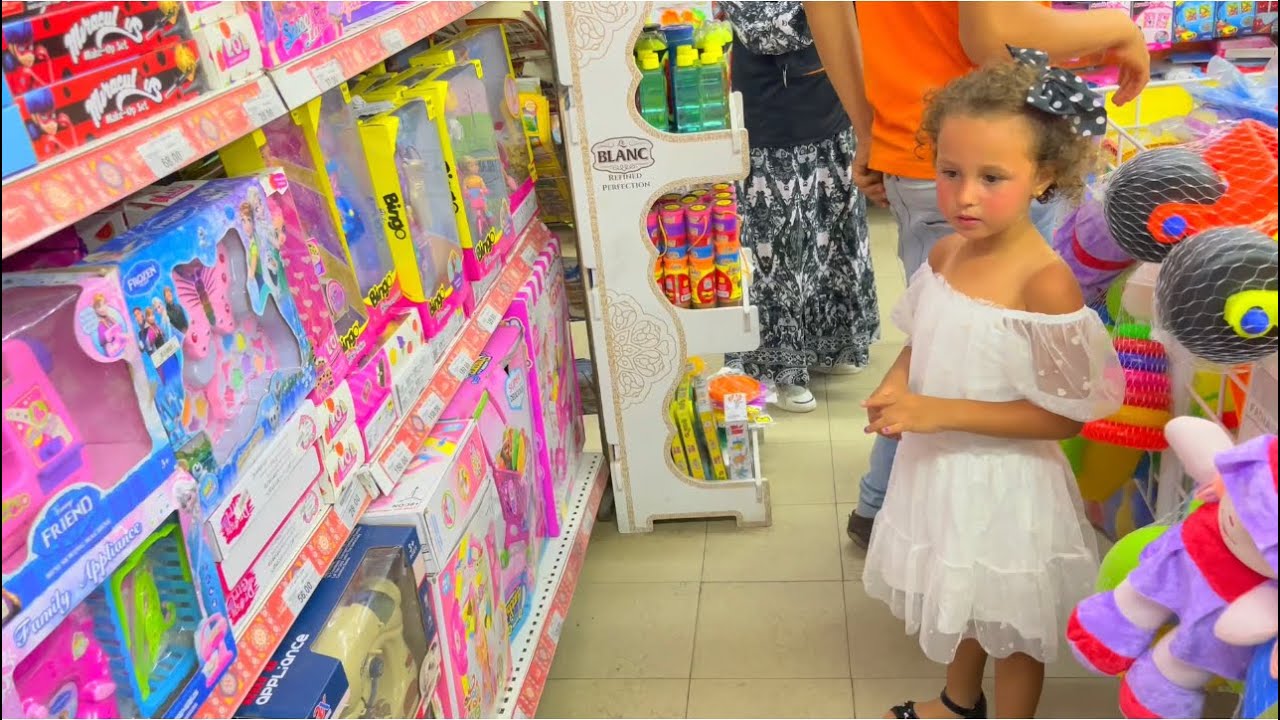 الاميرة فيروز تشتري المقاضي لحالها من السوبر ماركت - وتشتري لعبة !!