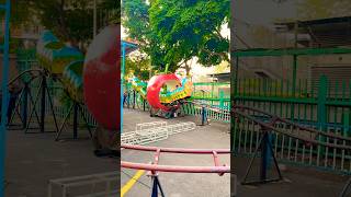 Naik roller coaster cater pillar ulat hijau lewatin gerbang apel lucu, melaju kencang seru banget