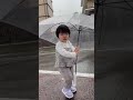 雨にも負けず傘をさす1歳児#shorts #雨の日