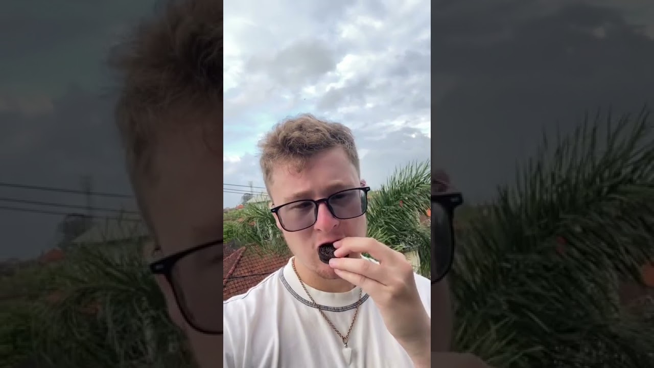 Trying strawberry Oreos from Asia 😜🍓 