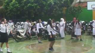 Flash Mob SMP N 1 Jepara - Live While Were Young