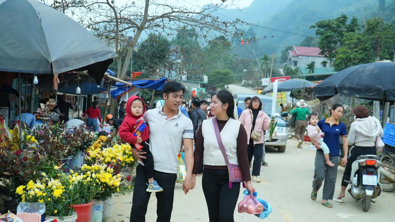 Безграничная радость инженера-электрика и его матери-одиночки на весенней ярмарке.