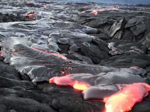 Video: ¿Cuándo el magma se solidifica debajo de la superficie de la tierra?