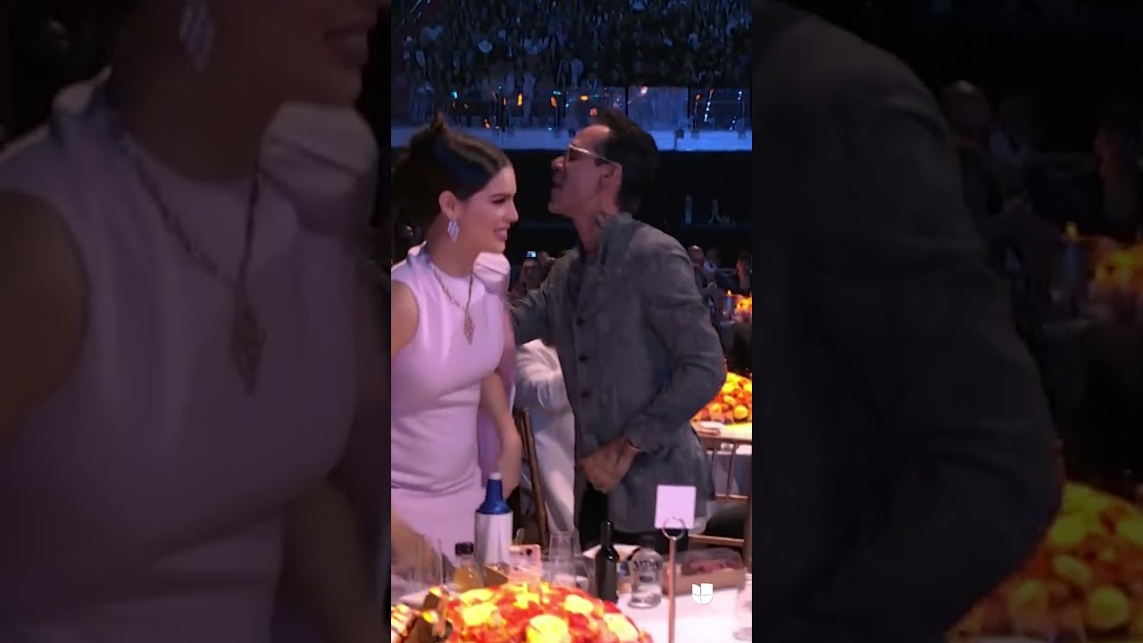 Marc Anthony besa la pancita de Nadia Ferreira al ganar su Premio Lo Nuestro