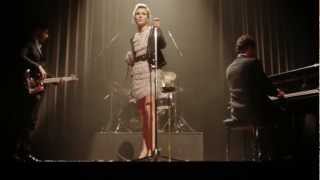Miniatura del video "Karen Souza - Bette Davis Eyes (Live)"