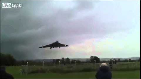 Vulcan Bomber Fly by With real Howl noise - pure sound