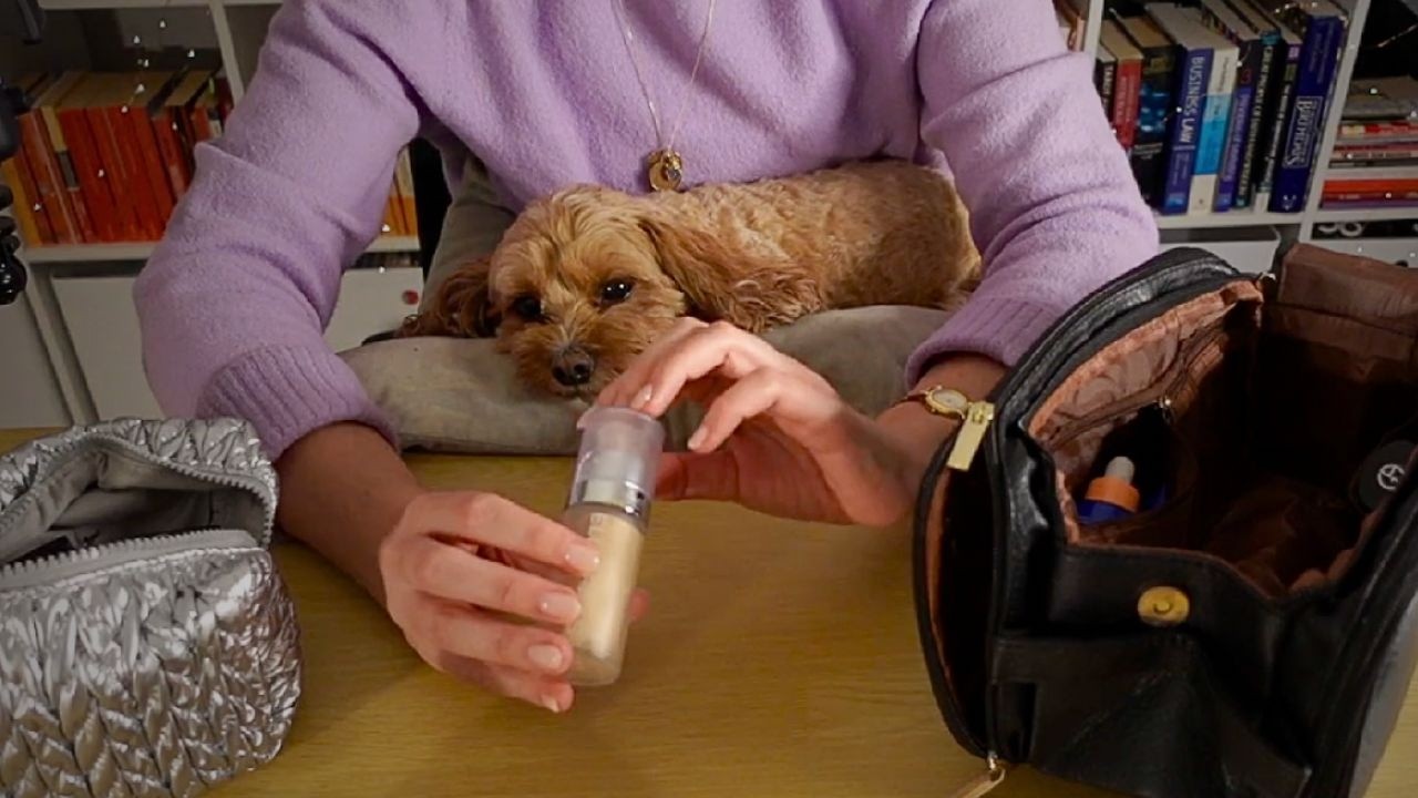 Мягкий АСМР | Что в моей косметичке 💄 (лоу-фай, слишком много объяснений, чтобы ты заснул 💤)