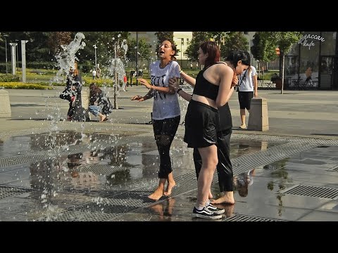 Girls,fountain and funny black and white splashes-3!/Девушки,фонтан и веселые черно-белые брызги-3!