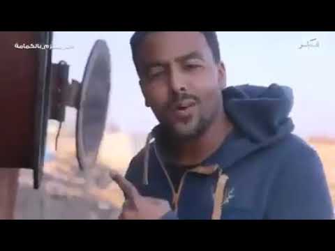 عامل سوري ينشد بصوته الرائع رغم قسوة عمله وضروفه القاسية