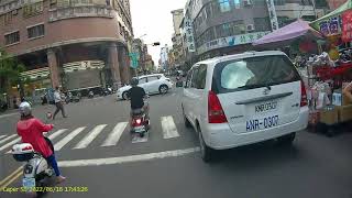 1110616 17點43分 BFJ 6528 前鎮區崗山南街與公正路口 在交叉路口10公尺內違停
