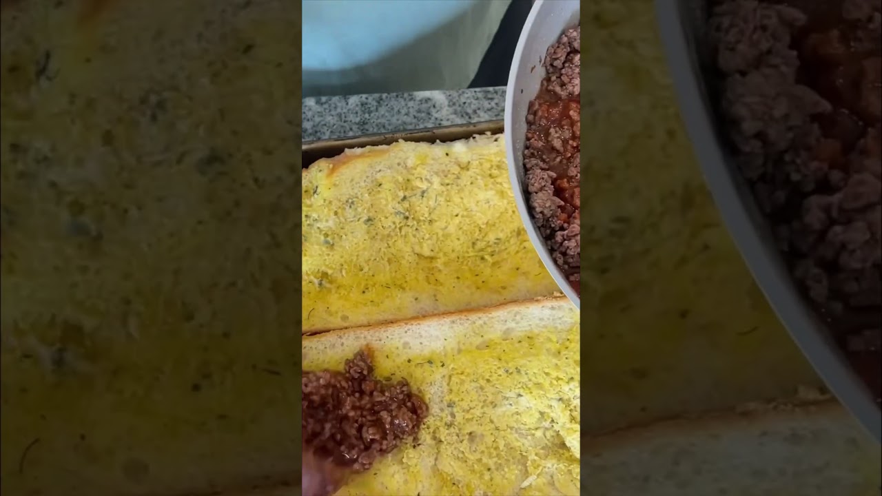 🍔🍕 Cheesy Garlic Bread Sloppy Joe Pizza: The Ultimate Fusion Delight! 🧀🍞 