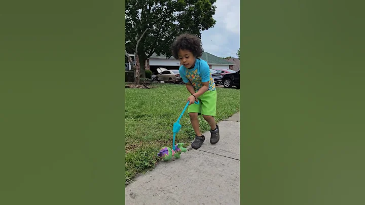 He can't have the real dog yet so grandpa gave him this toy to walk and pet with 🐕🥰❤️ - DayDayNews