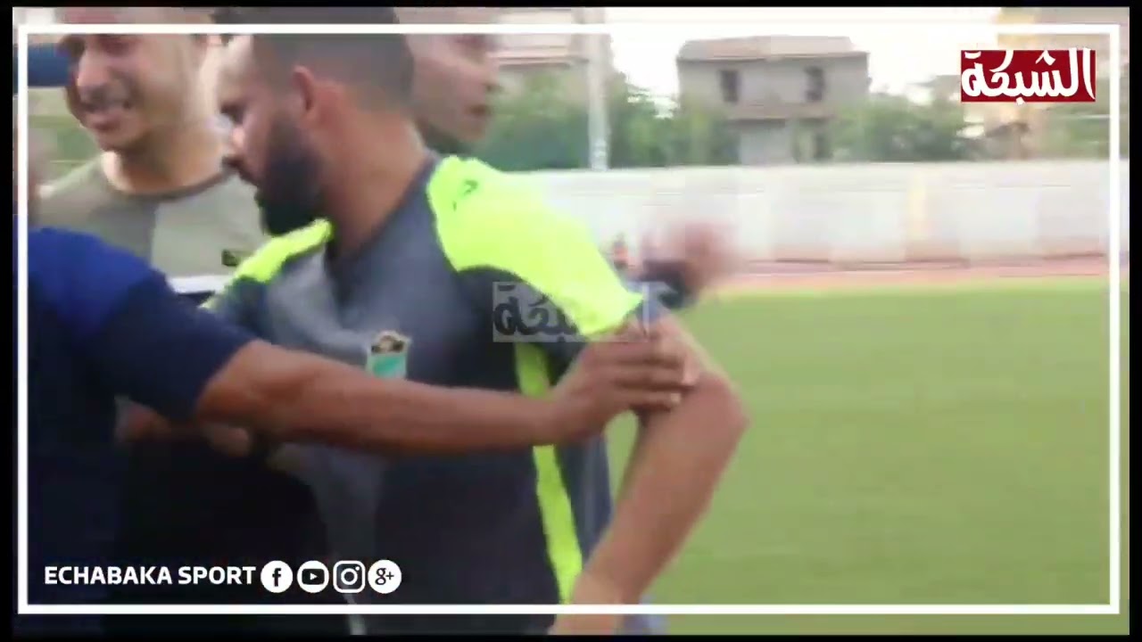 إحتجاج لاعبي إتحاد بسكرة ضد حكم المباراة ضد نادي بارادو  1 - 2