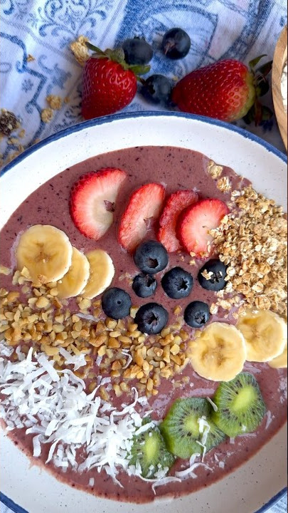 How to Make an Acai Bowl (in 10 Minutes!)