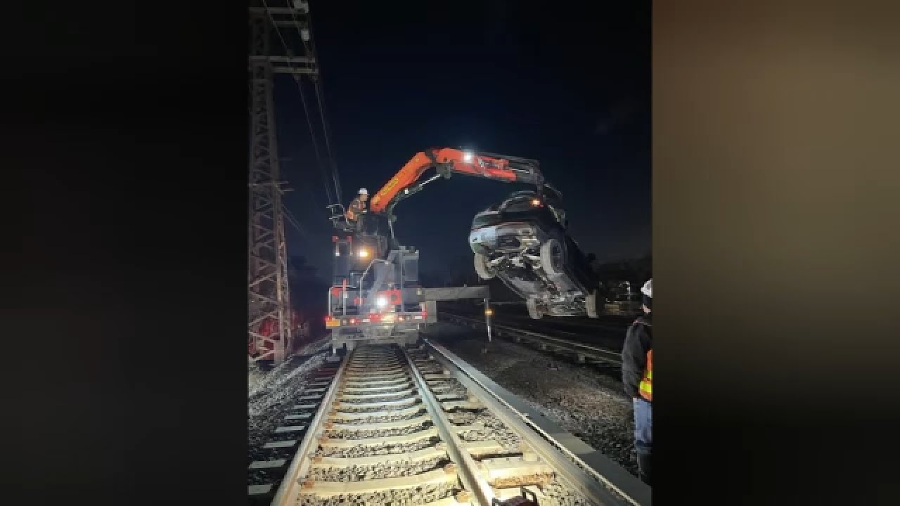 Man charged with DWI after driving SUV onto LIRR tracks - YouTube