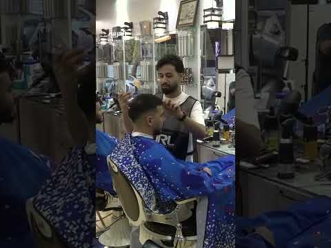 شباب العراق يقضون ساعات طويلة في طوابير الانتظار أمام محال الحلاقة لتجديد إطلالتهم
